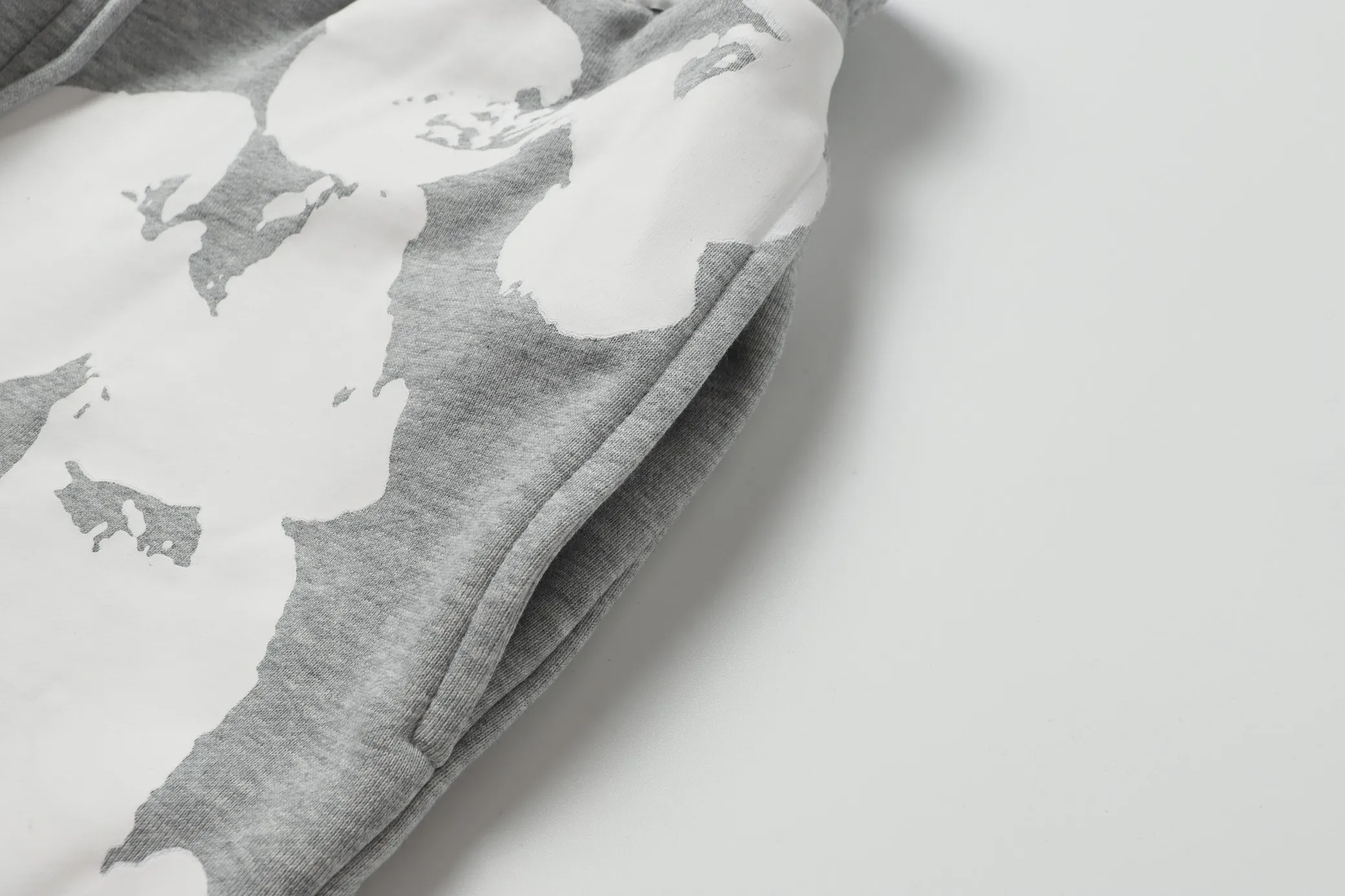 8002# DENIM TEARS Kapok European and American trendy brand high-quality printed hooded sweatshirt set. Terry fabric weighs 380 grams. Threads are customized and dyed in the same color. Color Black Gray Purple Size S-XL